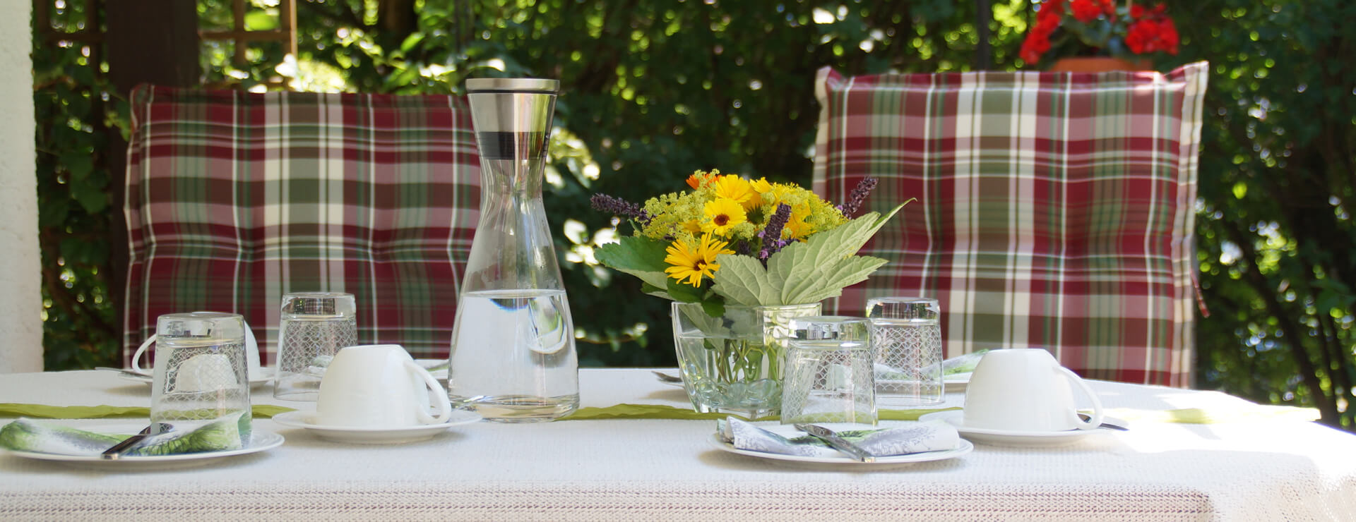 Kaffeegedeck auf der Terrasse
